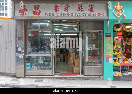 Hongkong - 22. April 2017: Wing Cheong Elfenbein Mahjong Shop am Wellington Street, Central, Hong Kong. Stockfoto