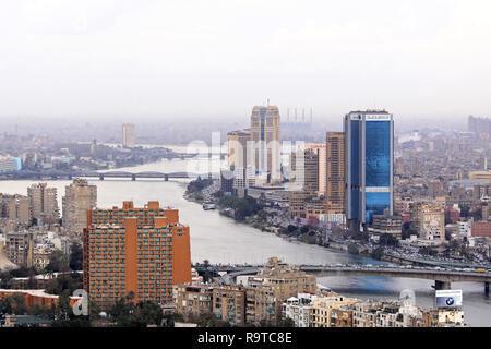 Kairo, Ägypten - MÄRZ 25: Stadtbild mit der Nationalbank von Ägypten in Kairo am August 25, 2010. Stadtbild mit nationalen Bank großes blaues Gebäude in Cair Stockfoto