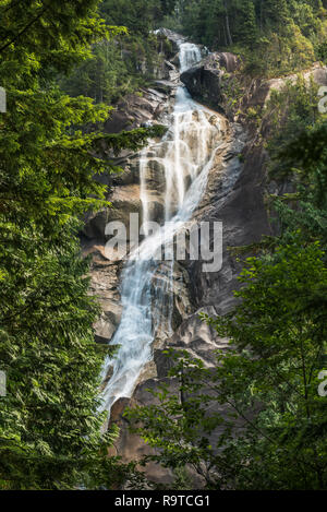 Shannon Falls, der drittgrößten Wasserfall von BC am Meer entlang zum Sky Highway ist ein toller Ort für ein Picknick, ein Blick auf die Fälle oder Wandern auf den Wegen. Stockfoto