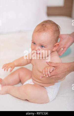 Kinder spielen auf dem Bett Stockfoto