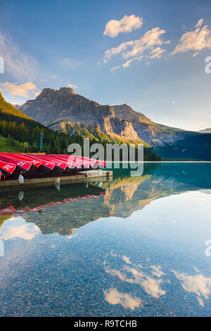 Am frühen Morgen für einen Touristen kostenlos golden Sunrise & einen atemberaubenden Blick über die Berge in der Ferne der Spiegel ruhig glazialen fed See Wasser spiegelt Stockfoto