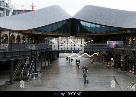 Leute einkaufen bei Kohle Tropfen Hof im Kings Cross sanierungsgebiet von London UK KATHY DEWITT Stockfoto