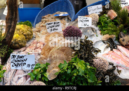 Borough Market London Fisch stall Anzeige des kornischen Tintenfisch, Rotzunge und Gateshead Dorade mit Petersilie und verschiedene Meeresfrüchte in Großbritannien Großbritannien KATHY DEWITT Stockfoto