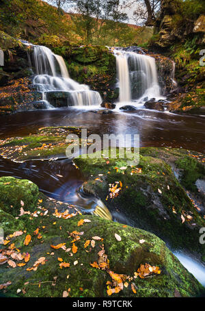 Eine herbstliche lange Belichtung stehen am Ufer des Flusses von Eller Beck mit Blick auf die Wasser Arc Wasserfall in Goathland Yorkshire Stockfoto