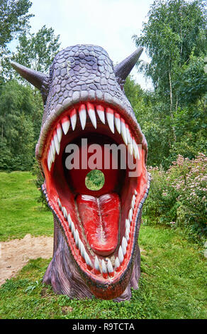 Dinosaurier Mund mit scharfen Zähnen. Eine Bohrung in der Mitte der Kopf ein Bild einfügen. Stockfoto