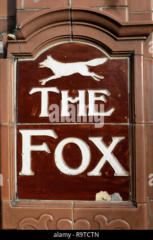 Die Fox Pub Schild Fliesen an der Wand außerhalb der Fox traditionelles englisches öffentliches Haus in der Paul Street in Shoreditch East London EC2A UK KATHY DEWITT Stockfoto