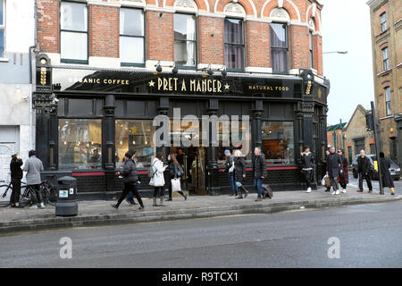 Äußere street view von Fußgängern außerhalb Pret a Manger Shoreditch East London E2 England UK KATHY DEWITT Stockfoto