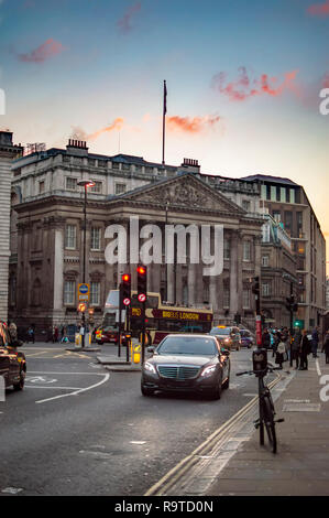 Bank von England museum london mit Straße, bevor es wo Busse und andere Fahrzeuge ausgeführt werden. Stockfoto