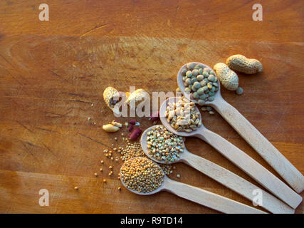 Superfood, nützliche Samen in Löffel auf Holz- backgrounde Stockfoto