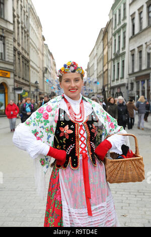 Polnische Dame in Tracht, auf dem Marktplatz in der Krakauer Altstadt, in Polen Stockfoto