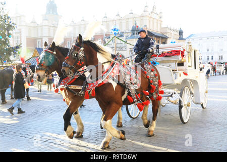 Beliebte Reiten und Kutschfahrten rund um die Altstadt in Krakau, an Weihnachten, in Polen, in Europa Stockfoto