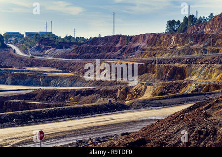 Riotinto Tagebau, wo Kupfer und Gold aus dem Steinbruch gewonnen werden, mit dem Himmel und Straße im Hintergrund Stockfoto