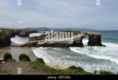 Felsformation bei As Catedrais Strand Strand der Kathedralen' oder Praia de Augas Santas in der Provinz Lugo, an der Kantabrischen Küste in der Nähe von Ribadeo. Stockfoto