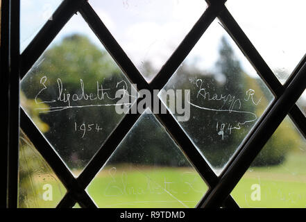 Die eingeätzten Signaturen von Königin Elizabeth und Queen Mary auf dem Fenster Stockfoto