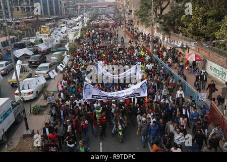 Dhaka, Bangladesch: Anhänger der regierenden Partei Bangladesch Awami Liga nehmen Sie teil an einem Wahlkampf Kundgebung vor dem 30. Dezember allgemeine Wahl stimmen, in Dhaka, Bangladesch am 27. Dezember 2018. Mehr als 100 Millionen Menschen wird erwartet, dass sie ihre Stimmen in der bevorstehenden allgemeinen Wahlen, die am 30. Dezember stattfinden wird. © REHMAN Asad/Alamy Stock Foto Stockfoto