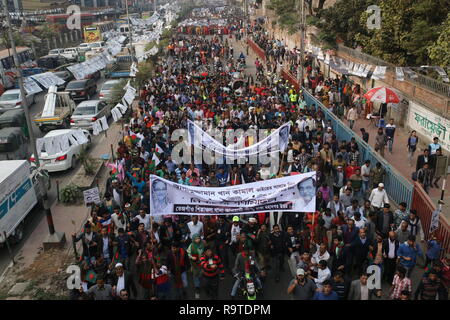 Dhaka, Bangladesch: Anhänger der regierenden Partei Bangladesch Awami Liga nehmen Sie teil an einem Wahlkampf Kundgebung vor dem 30. Dezember allgemeine Wahl stimmen, in Dhaka, Bangladesch am 27. Dezember 2018. Mehr als 100 Millionen Menschen wird erwartet, dass sie ihre Stimmen in der bevorstehenden allgemeinen Wahlen, die am 30. Dezember stattfinden wird. © REHMAN Asad/Alamy Stock Foto Stockfoto