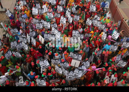 Dhaka, Bangladesch: Anhänger der regierenden Partei Bangladesch Awami Liga nehmen Sie teil an einem Wahlkampf Kundgebung vor dem 30. Dezember allgemeine Wahl stimmen, in Dhaka, Bangladesch am 27. Dezember 2018. Mehr als 100 Millionen Menschen wird erwartet, dass sie ihre Stimmen in der bevorstehenden allgemeinen Wahlen, die am 30. Dezember stattfinden wird. © REHMAN Asad/Alamy Stock Foto Stockfoto