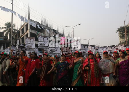 Dhaka, Bangladesch: Anhänger der regierenden Partei Bangladesch Awami Liga nehmen Sie teil an einem Wahlkampf Kundgebung vor dem 30. Dezember allgemeine Wahl stimmen, in Dhaka, Bangladesch am 27. Dezember 2018. Mehr als 100 Millionen Menschen wird erwartet, dass sie ihre Stimmen in der bevorstehenden allgemeinen Wahlen, die am 30. Dezember stattfinden wird. © REHMAN Asad/Alamy Stock Foto Stockfoto