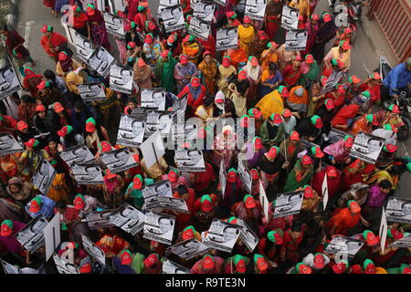 Dhaka, Bangladesch: Anhänger der regierenden Partei Bangladesch Awami Liga nehmen Sie teil an einem Wahlkampf Kundgebung vor dem 30. Dezember allgemeine Wahl stimmen, in Dhaka, Bangladesch am 27. Dezember 2018. Mehr als 100 Millionen Menschen wird erwartet, dass sie ihre Stimmen in der bevorstehenden allgemeinen Wahlen, die am 30. Dezember stattfinden wird. © REHMAN Asad/Alamy Stock Foto Stockfoto