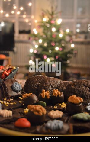 Weihnachten Snacks und ccokies in eine Schüssel vor Weihnachtsbaum, süße Brownies in festlicher Atmosphäre während der Ferien Stockfoto