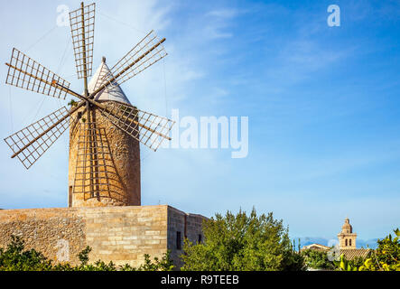 Eine alte Windmühle in Algadia Mallorca Spanien Stockfoto