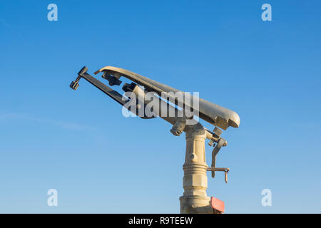 Auswirkung der Bewässerung verwendeten Sprinklertyp Nutzpflanzen, Felder, Rasen zu bewässern, Golfplatz. bewölkter Himmel im Hintergrund Stockfoto