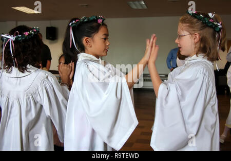 Middletown, CT USA. Mai 2009. Die katholischen Kinder spielen Patty Cake vor der Feier der Erstkommunion. Stockfoto