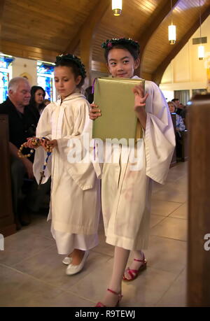 Middletown, CT USA. Mai 2009. Junge katholische Mädchen auf dem Weg zu dem Altar zu tun, um die Erste Lesung in der Feier der Erstkommunion. Stockfoto