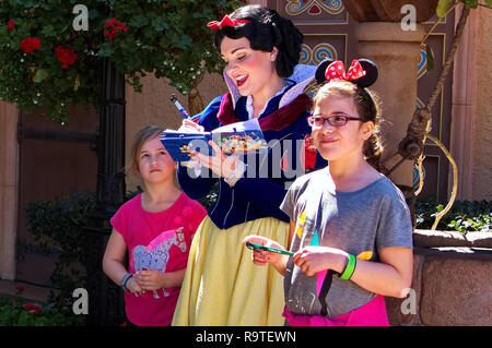 Orlando, FL, USA. Feb 2016. Ist ein Mädchen Neugier Blick in Snow White, während Ihr Memory Maker Book Signing in Disney World. Stockfoto