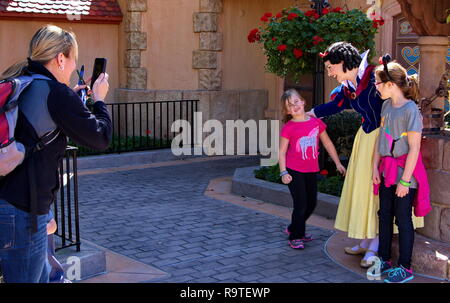 Orlando, FL, USA. Feb 2016. Snow White Vorbereitung ein Fotoshooting für Mama in Disney World. Stockfoto