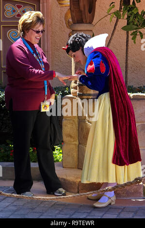 Orlando, FL, USA. Feb 2016. Snow White benötigt eine kurze Pause an einem Co-worker's Engagement Ring in Disney World zu sehen. Stockfoto