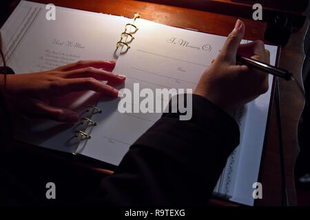 New York, NY, USA. Jun 2016. Familie Mitglied Festhalten von Informationen der Geliebten in der Registry an der Leichenhalle. Stockfoto
