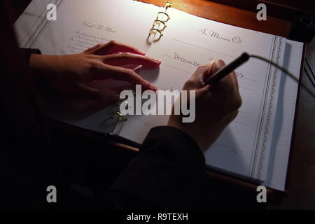 New York, NY, USA. Jun 2016. Familie Mitglied Festhalten von Informationen der Geliebten in der Registry an der Leichenhalle. Stockfoto