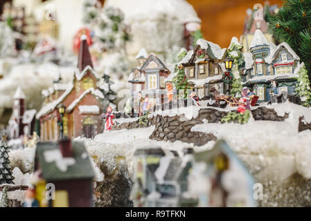 Zahlen und Weihnachtsschmuck im nordischen Stil, miniatur Häuser mit einem verschneiten Dorf. Stockfoto