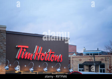 MONTREAL, KANADA - 6. NOVEMBER 2018: Tim Hortons Logo vor einem ihrer Restaurants in Montreal, Quebec. Tim Hortons ist ein Cafe und Fastfood kann Stockfoto