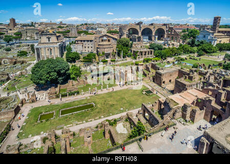 Das Forum Romanum mit Blick auf die Überreste des Hauses des Vestals, die Via Sacra, der Tempel des Romulus, die restlichen Kirchenschiff Basilika von Maxentius Stockfoto