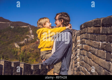 Gerne heiter fröhlichen Touristen Vater und Sohn an der Chinesischen Mauer, das Spaß am Reisen, lächeln, lachen und tanzen in den Ferien Reise in Asien. Chinesische Ziel. Reisen Sie mit Kindern in China Konzept Stockfoto