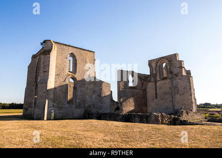 La Couarde-sur-Mer, Frankreich. Die Notre-Dame-de-Re Abtei oder Abbaye des Chateliers, einer alten Zisterzienserkloster aus dem 12. Jahrhundert in der Ile de Re Insel, jetzt in Ruinen Stockfoto