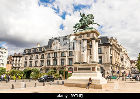 Clermont-Ferrand, Frankreich. Statue von Vercingetorix, König und Häuptling der Arverni Stamm, der Gallier gegen die römischen Streitkräfte United, am Place de Jaud Stockfoto