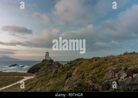 Die llanddwyn Island Lighthouse, Twr Mawr auf Ynys Llanddwyn auf Anglesey, Nordwales bei Sonnenaufgang. Stockfoto