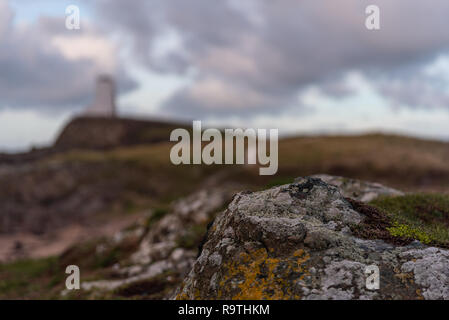 Die llanddwyn Island Lighthouse, Twr Mawr auf Ynys Llanddwyn auf Anglesey, Nordwales bei Sonnenaufgang. Stockfoto
