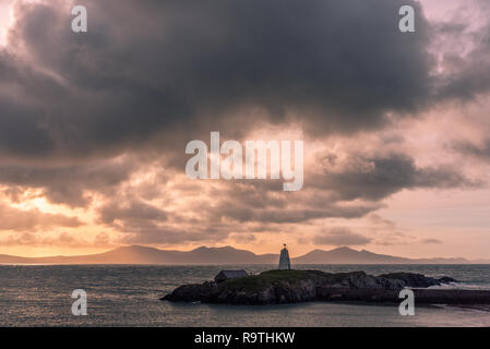 Die llanddwyn Island Lighthouse, Goleudy Twr Bach am Ynys Llanddwyn auf Anglesey, Nordwales bei Sonnenaufgang. Stockfoto