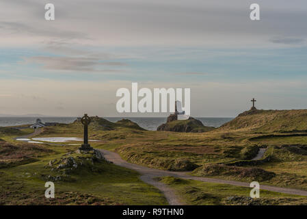 Die llanddwyn Island Lighthouse, Twr Mawr auf Ynys Llanddwyn auf Anglesey, Nordwales bei Sonnenaufgang. Stockfoto