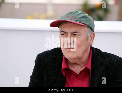 Der Regisseur Bernardo Bertolucci BEIM FILMFESTIVAL IN CANNES, WO DIE PALM DER EHRE FÜR DIE KARRIERE (110511) - Cannes, 11. Mai 2011 () - Der italienische Regisseur Bernardo Bertolucci Posen für Fotos bei einem Fotoshooting am 64. Filmfestival in Cannes Cannes, Frankreich, am 11. Mai 2011. Bertolucci erhielt eine "Palme d'Honneur' Ehre Award für seine Karriere. (/Gao Jing) (zw) (Gao Jing/Xinhua / photoshot, CANNES - 2011-05-11) ps das Foto ist verwendbar in Bezug auf den Kontext, in dem es aufgenommen wurde, und ohne beleidigende Absicht der Dekoration der Menschen vertreten (Gao Jing/Xinhua/photosh Stockfoto