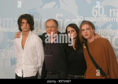 Venedig 60 Venedig Film Festival: 1 secember 2003: Präsentation des Films die TRÄUMER von Bernardo Bertolucci: Louis Garrel Bernardo Bertolucci Eva Green Michael Pitt@ PIETRO COCCIA (Pietro Coccia/IPA, - 2009-03-16) Das Foto ist verwendbar in Bezug auf den Kontext, in dem es aufgenommen wurde ps, und ohne das diffamierende Absicht der Dekoration der Personen vertreten (Pietro Coccia/IPA, Foto Archiv - 2018-11-26) p.s. La foto e 'utilizzabile nel rispetto del contesto in Cui e' Stata scattata, e senza intento diffamatorio del decoro delle Persone rappresentate bietet: Bernardo Bertolucci Stockfoto