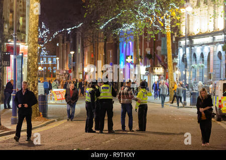 Bild: Polizei Patrouille der Gegend. Freitag, 14 Dezember 2018 Re: Nachtschwärmer in der Wind Street, Swansea, Wales, UK. Stockfoto