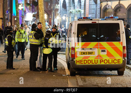 Im Bild: Ein Mann wird von der Polizei unter Arrest gestellt. Freitag, 14 Dezember 2018 Re: Nachtschwärmer in der Wind Street, Swansea, Wales, UK. Stockfoto