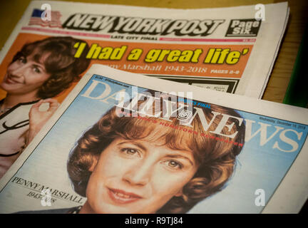 Vorderseite und Schlagzeilen der New York Post und New York Daily News Zeitung am Mittwoch, 19. Dezember 2018 Bericht über den Tod von Schauspieler/Regisseur/Produzent Penny Marshall. Marshall starb am Montag von Komplikationen im Zusammenhang mit Diabetes. (Â© Richard B. Levine) Stockfoto