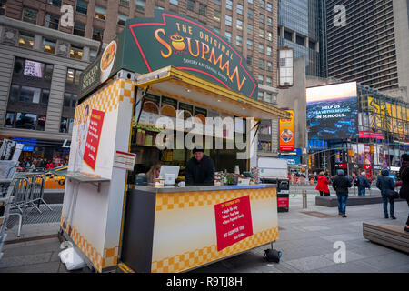 New York, New York/USA - Dezember 17, 2018 Der Kiosk des ursprünglichen Soupman Suppe für Sie am Times Square in New York am Montag, 17. Dezember 2018. Die Präsenz im Times Square ist die erste Ziegel und Mörtel unterzubringen, da die sich aus dem Konkurs mit neuen Eigentümern. Das Unternehmen liefert auch New York City Public Schools und ist in vielen Feinkostläden und Supermärkten erhältlich. (© Richard B. Levine) Stockfoto