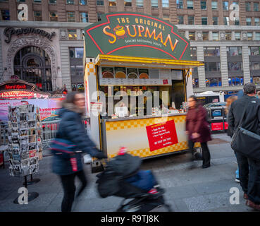 New York, New York/USA - Dezember 17, 2018 Der Kiosk des ursprünglichen Soupman Suppe für Sie am Times Square in New York am Montag, 17. Dezember 2018. Die Präsenz im Times Square ist die erste Ziegel und Mörtel unterzubringen, da die sich aus dem Konkurs mit neuen Eigentümern. Das Unternehmen liefert auch New York City Public Schools und ist in vielen Feinkostläden und Supermärkten erhältlich. (Â© Richard B. Levine) Stockfoto